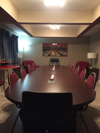 Imagen de los interiores del Hotel Super 8 by Wyndham Red Deer. Foto 19