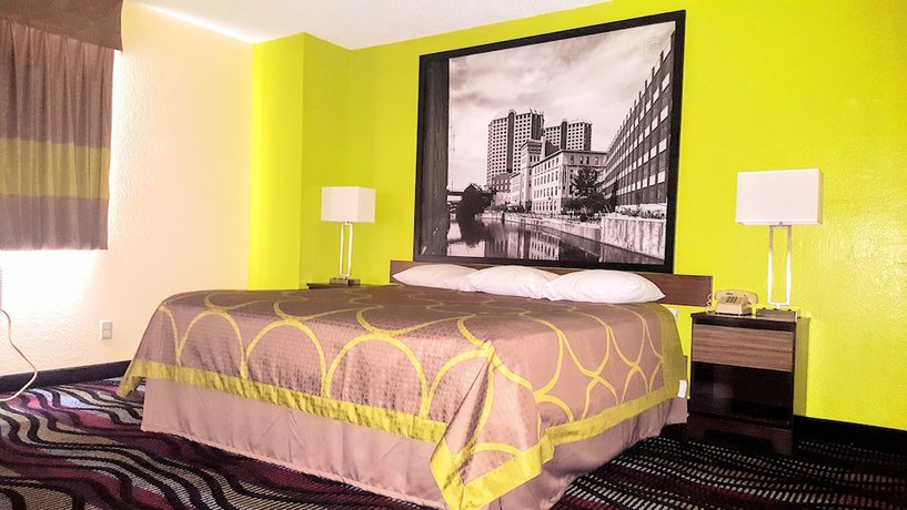 Imagen de la habitación del Hotel Super 8 by Wyndham Richmond/Broad Street. Foto 18