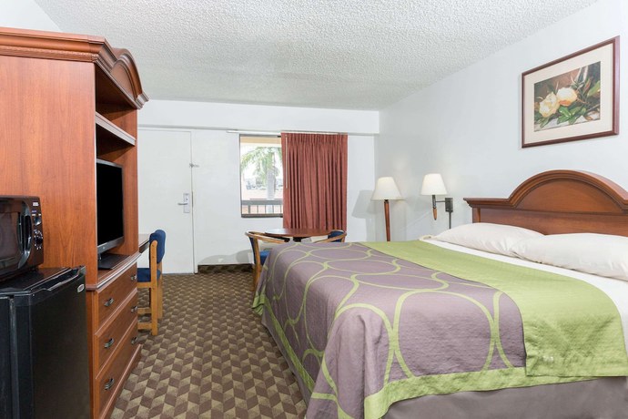 Imagen de la habitación del Hotel Super 8 by Wyndham Riviera Beach West Palm Beach. Foto 2