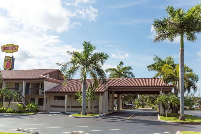 Imagen general del Hotel Super 8 by Wyndham Riviera Beach West Palm Beach. Foto 1
