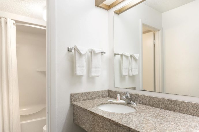Imagen de la habitación del Hotel Super 8 by Wyndham Riviera Beach West Palm Beach. Foto 3
