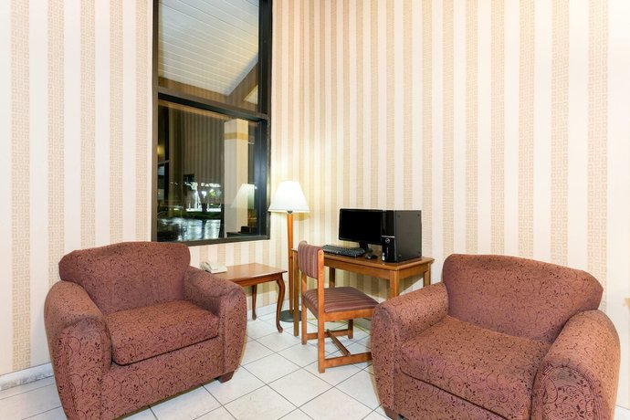 Imagen de los interiores del Hotel Super 8 by Wyndham Riviera Beach West Palm Beach. Foto 12