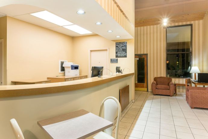Imagen de los interiores del Hotel Super 8 by Wyndham Riviera Beach West Palm Beach. Foto 13