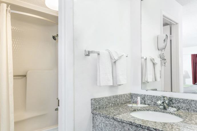Imagen de la habitación del Hotel Super 8 by Wyndham Riviera Beach West Palm Beach. Foto 5