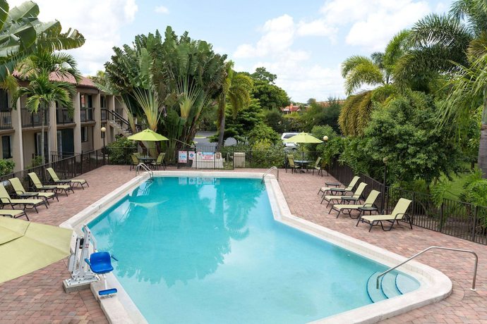 Imagen de la piscina del Hotel Super 8 by Wyndham Riviera Beach West Palm Beach. Foto 15