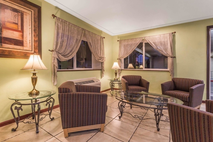 Imagen de los interiores del Hotel Super 8 by Wyndham Sacramento North. Foto 18