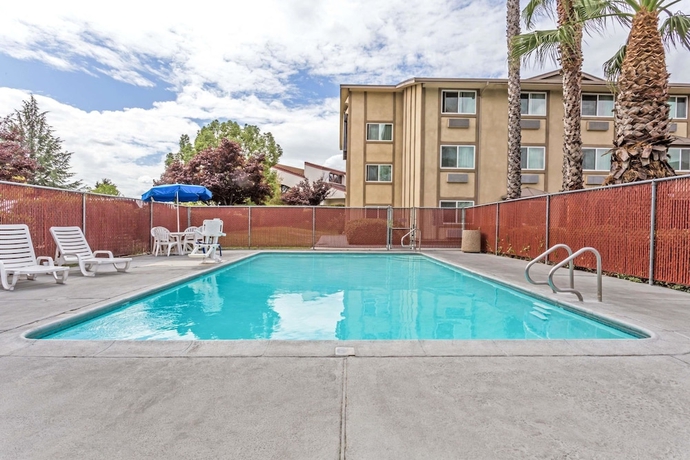 Imagen de la piscina del Hotel Super 8 by Wyndham Sacramento North. Foto 19