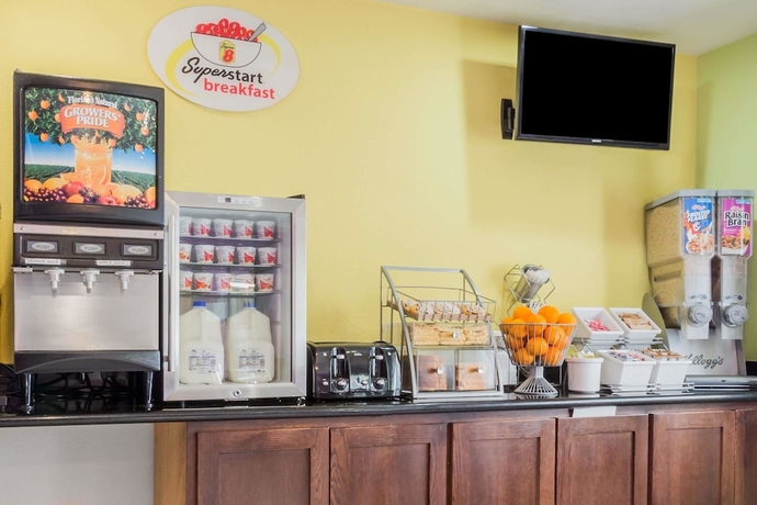 Imagen del bar/restaurante del Hotel Super 8 by Wyndham Sacramento North. Foto 7
