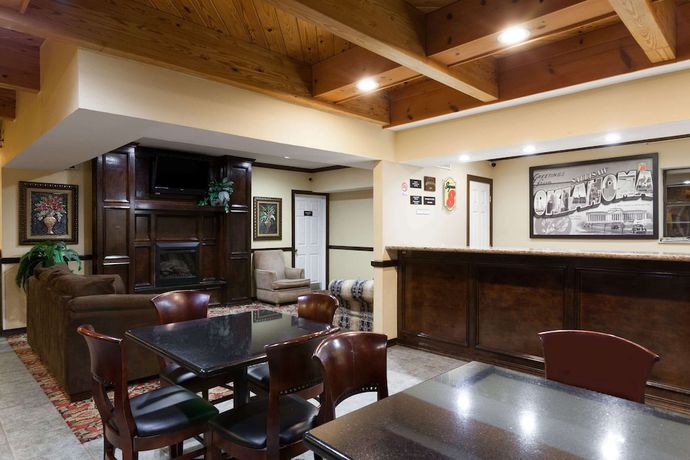 Imagen de los interiores del Hotel Super 8 by Wyndham Sallisaw. Foto 14