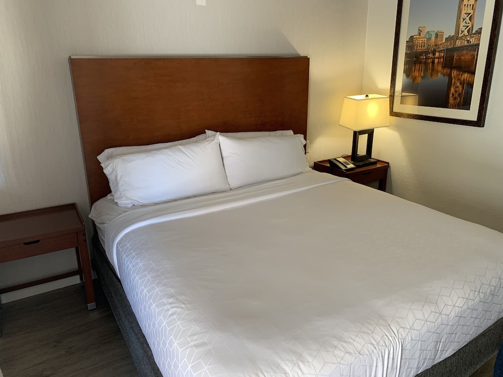 Imagen de la habitación del Hotel Super 8 by Wyndham San Jose Airport. Foto 4
