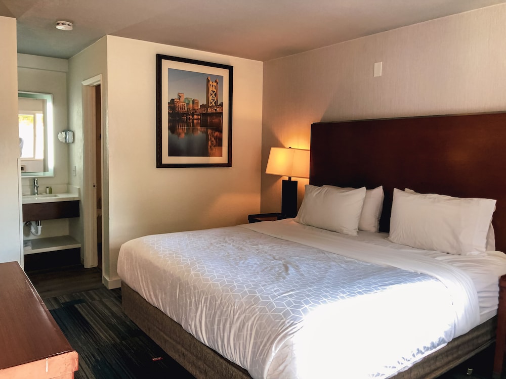Imagen de la habitación del Hotel Super 8 by Wyndham San Jose Airport. Foto 5