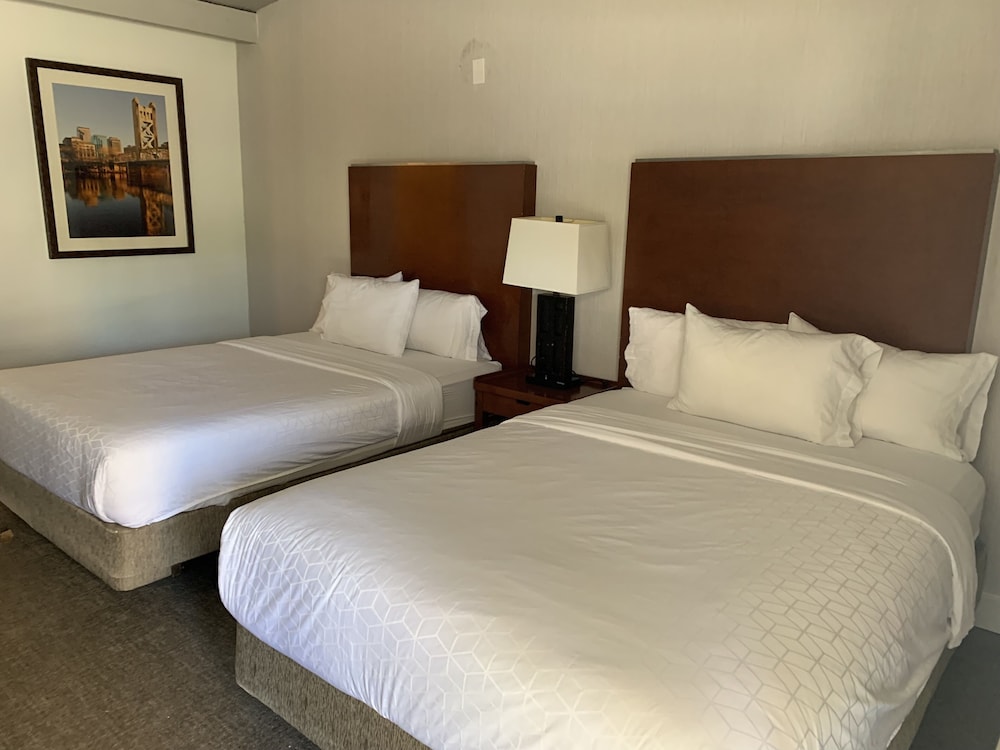 Imagen de la habitación del Hotel Super 8 by Wyndham San Jose Airport. Foto 6