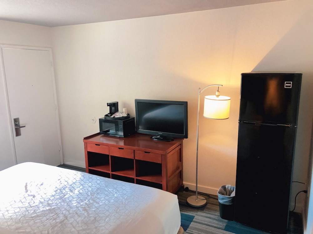 Imagen de la habitación del Hotel Super 8 by Wyndham San Jose Airport. Foto 7