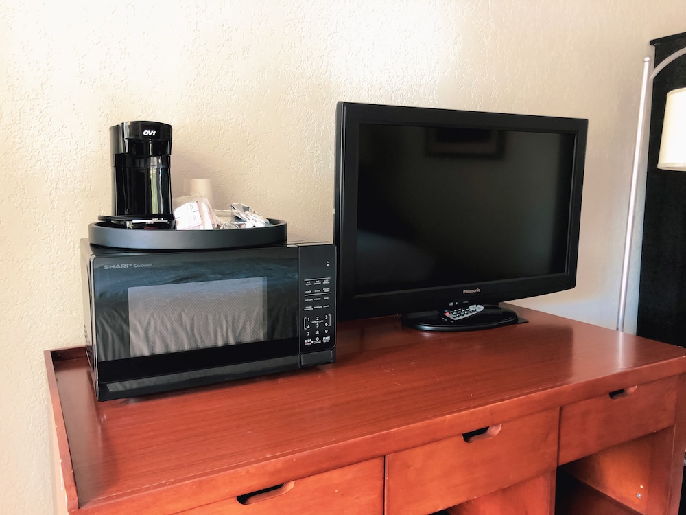 Imagen de la habitación del Hotel Super 8 by Wyndham San Jose Airport. Foto 9