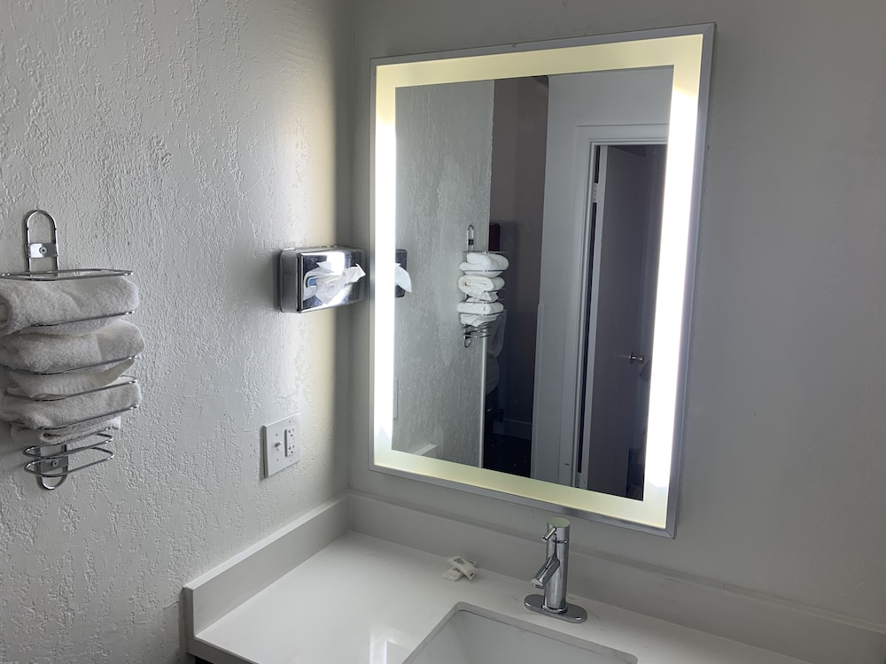Imagen de la habitación del Hotel Super 8 by Wyndham San Jose Airport. Foto 12