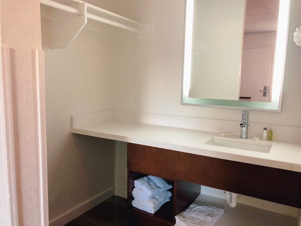 Imagen de la habitación del Hotel Super 8 by Wyndham San Jose Airport. Foto 13