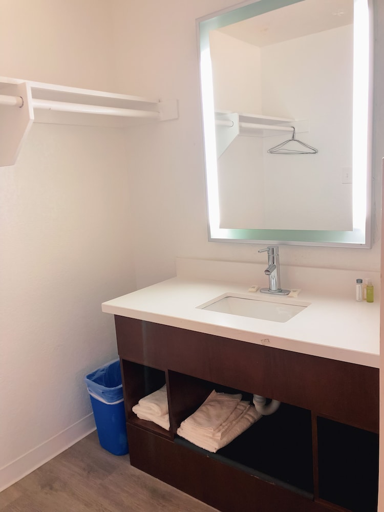 Imagen de la habitación del Hotel Super 8 by Wyndham San Jose Airport. Foto 15