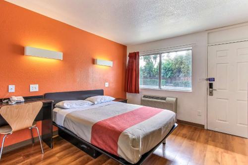 Imagen de la habitación del Hotel Super 8 by Wyndham Santa Clara. Foto 7