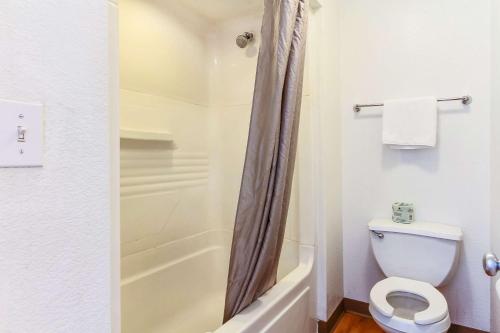 Imagen de la habitación del Hotel Super 8 by Wyndham Santa Clara. Foto 9