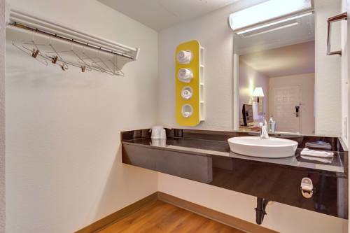Imagen de la habitación del Hotel Super 8 by Wyndham Santa Rosa North. Foto 1