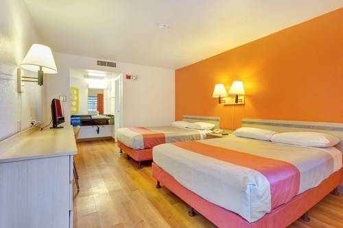 Imagen de la habitación del Hotel Super 8 by Wyndham Santa Rosa North. Foto 2
