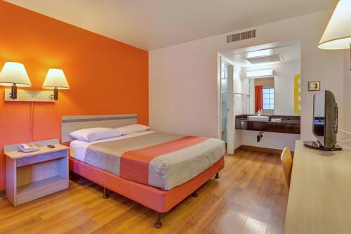 Imagen de la habitación del Hotel Super 8 by Wyndham Santa Rosa North. Foto 5