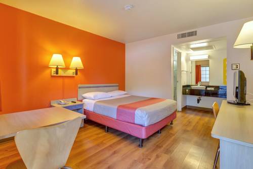 Imagen de la habitación del Hotel Super 8 by Wyndham Santa Rosa North. Foto 6
