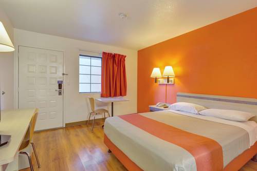 Imagen de la habitación del Hotel Super 8 by Wyndham Santa Rosa North. Foto 7