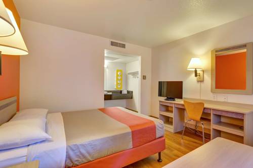 Imagen de la habitación del Hotel Super 8 by Wyndham Santa Rosa North. Foto 8