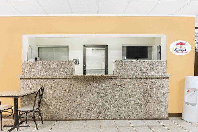Imagen de los interiores del Hotel Super 8 by Wyndham Santee. Foto 12