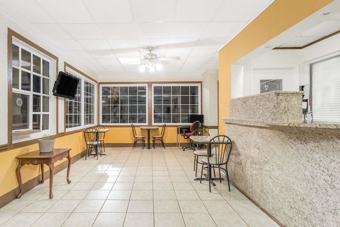 Imagen de los interiores del Hotel Super 8 by Wyndham Santee. Foto 13