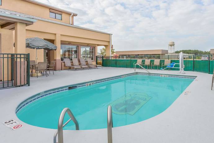 Imagen de la piscina del Hotel Super 8 by Wyndham Santee. Foto 15