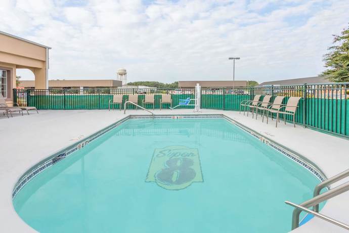 Imagen de la piscina del Hotel Super 8 by Wyndham Santee. Foto 16