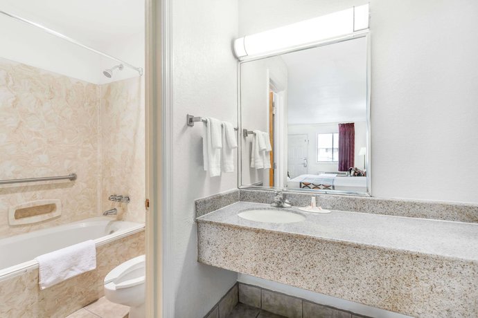 Imagen de la habitación del Hotel Super 8 by Wyndham Santee. Foto 9