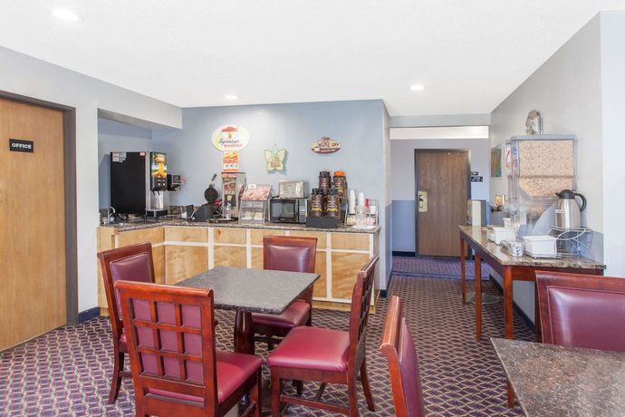 Imagen del bar/restaurante del Hotel Super 8 by Wyndham Selma/Fresno Area. Foto 3