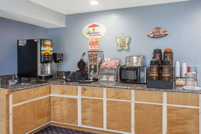 Imagen del bar/restaurante del Hotel Super 8 by Wyndham Selma/Fresno Area. Foto 4