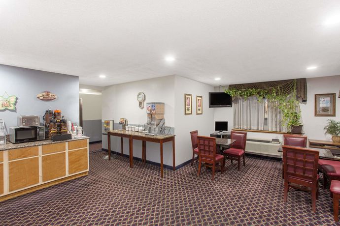 Imagen de los interiores del Hotel Super 8 by Wyndham Selma/Fresno Area. Foto 15