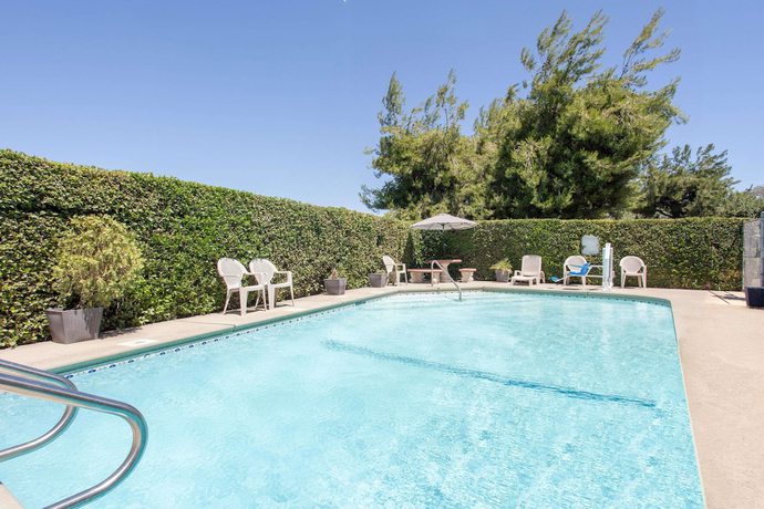 Imagen de la piscina del Hotel Super 8 by Wyndham Selma/Fresno Area. Foto 18