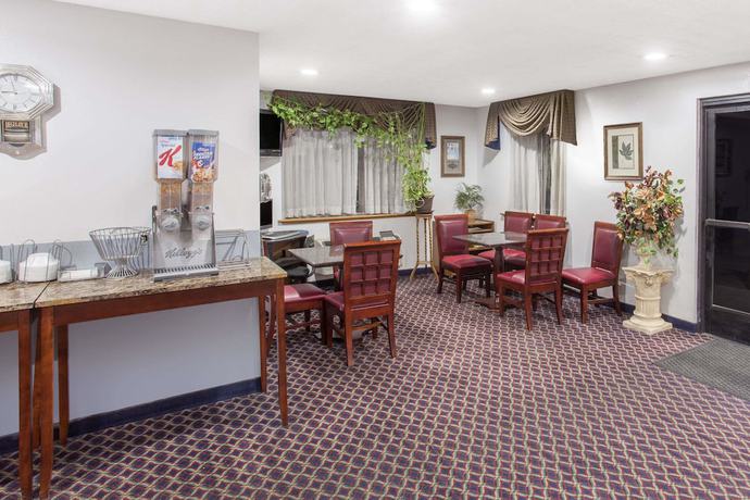 Imagen de los interiores del Hotel Super 8 by Wyndham Selma/Fresno Area. Foto 17