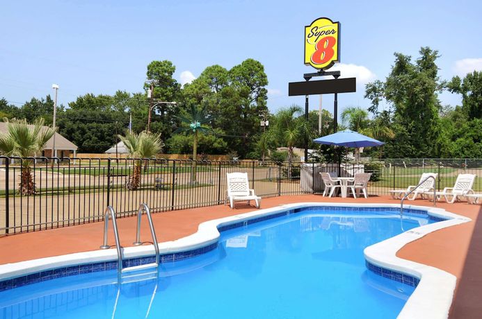 Imagen de la piscina del Hotel Super 8 by Wyndham Shreveport. Foto 17