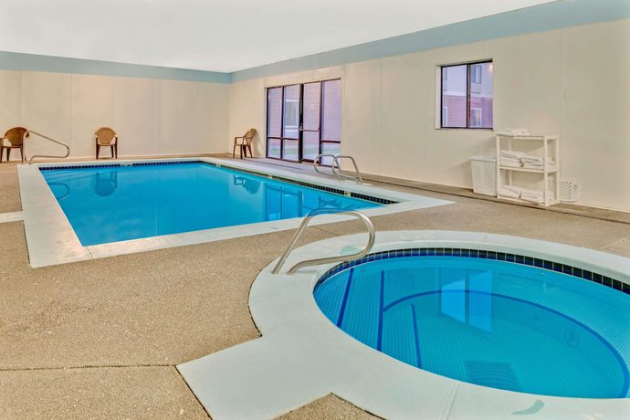 Imagen de la piscina del Hotel Super 8 by Wyndham Spokane/West. Foto 16