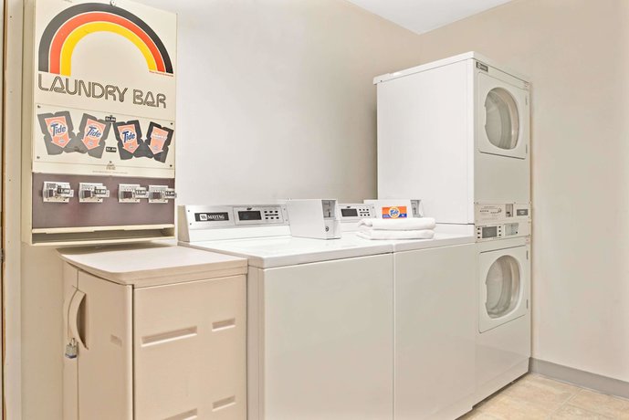 Imagen de los interiores del Hotel Super 8 by Wyndham Spokane/West. Foto 14