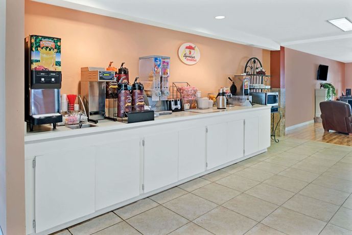 Imagen del bar/restaurante del Hotel Super 8 by Wyndham Spokane/West. Foto 4