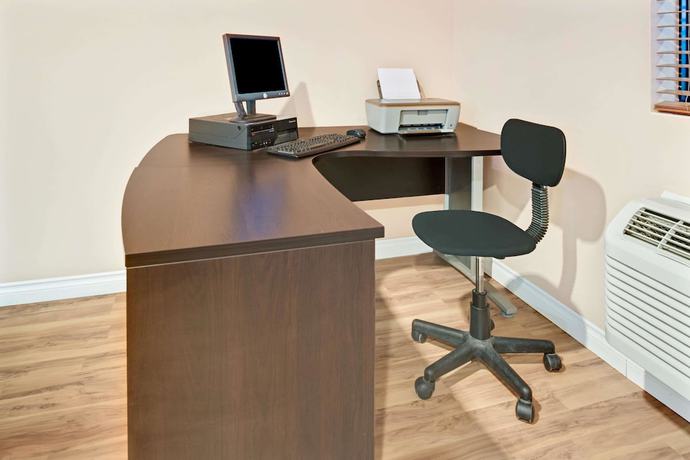 Imagen de los interiores del Hotel Super 8 by Wyndham Spokane/West. Foto 15