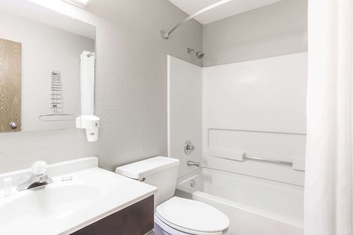 Imagen de la habitación del Hotel Super 8 by Wyndham St. Charles. Foto 7