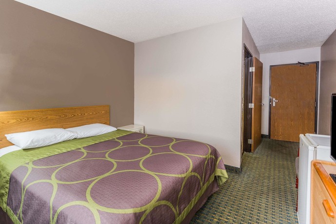 Imagen de la habitación del Hotel Super 8 by Wyndham St. Charles. Foto 8