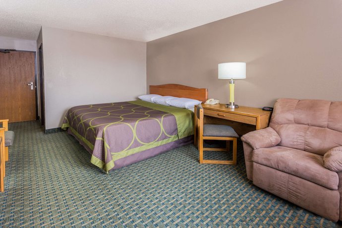 Imagen de la habitación del Hotel Super 8 by Wyndham St. Charles. Foto 10