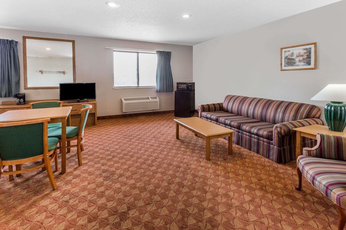 Imagen de la habitación del Hotel Super 8 by Wyndham St. Charles. Foto 11