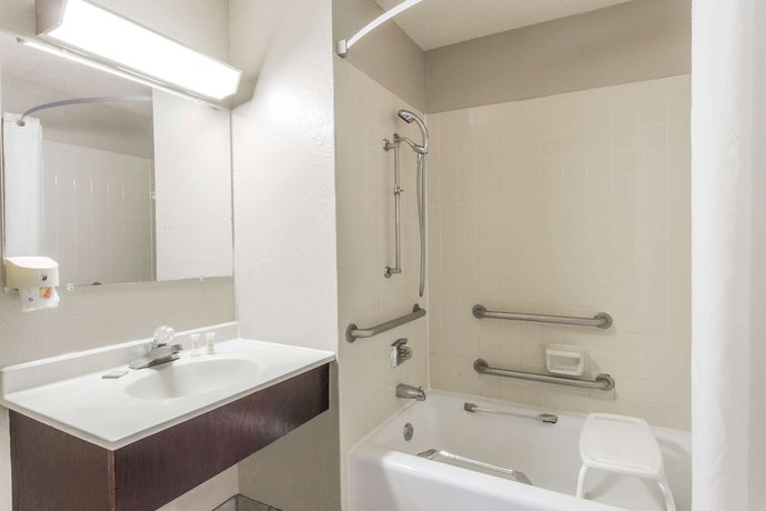 Imagen de la habitación del Hotel Super 8 by Wyndham St. Charles. Foto 15