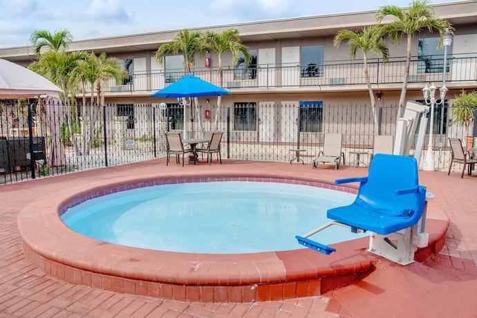 Imagen de la piscina del Hotel Super 8 by Wyndham St. Petersburg. Foto 18